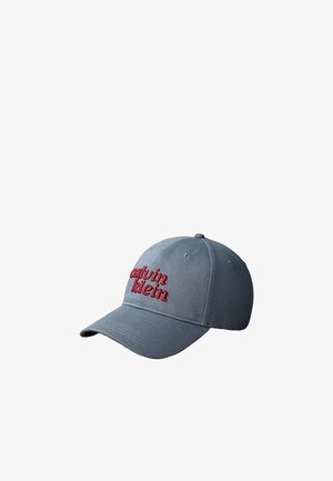 Casquette de baseball bleue avec une visière courbée et un logo "calvin klein" rouge brodé sur le panneau avant.