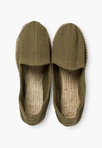 Olijfgroene espadrilles met een textiel bovenwerk en een gevlochten jute zool. Rond toelopende neus, instapstijl en stiksels langs de randen.