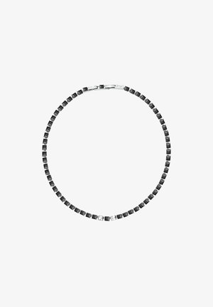 Collana nera e argento con maglie quadrate, che alternano tra un nero lucido e accenti metallici brillanti, dotata di una chiusura sicura.