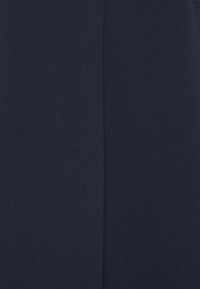 Mörk marinblå tyg med en slät yta, som har en subtil lyster och en ren, oavbruten yta. Inga synliga mönster eller detaljer.