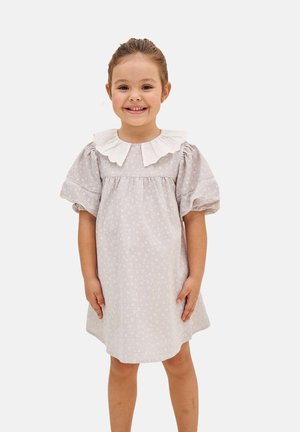 Hellgraues Kleid mit Puffärmeln und einem gerüschten weißen Kragen. Der Stoff hat ein subtile Karomuster, das einen strukturierten Look erzeugt.