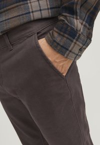 Jack & Jones JPSTMARCO JJDAVE NOOS - Chinot - seal brown
