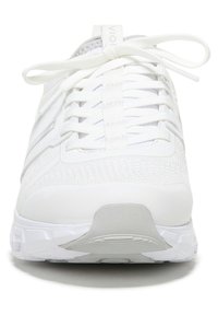 Weiße Sportschuhe mit einer strukturierten Mesh-Oberseite, flachen Schnürsenkeln und einer soliden Gummisohle mit dezenten Akzenten. Insgesamt minimalistisches Design.