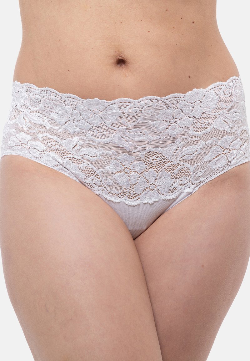 Panty hipster bianco in pizzo con un alto elastico in pizzo e una parte centrale liscia. Il tessuto presenta un motivo floreale in pizzo con bordi ondulati.