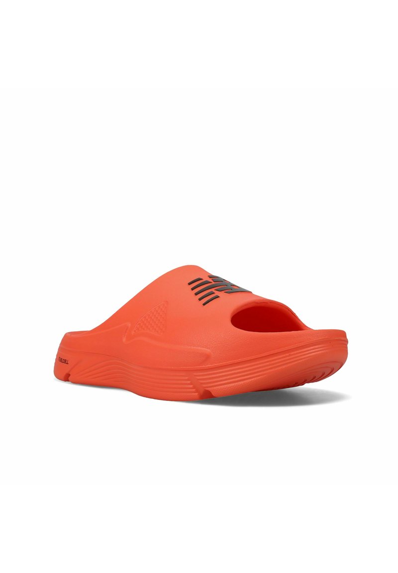 Orangefarbene Pantolette aus flexiblem, strukturiertem Material. Verfügt über offene Zehen, ein geschwungenes Design und schwarze Akzente an der Oberseite.