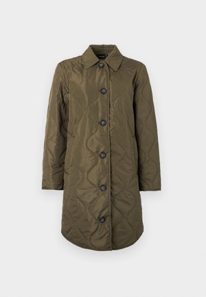 Dolga prešita plašč v olivno zeleni barvi z ovratnikom in petimi črnimi gumbi vzdolž sprednje strani, prikazan na belem ozadju.