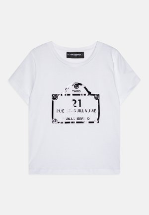 Biały t-shirt z krótkim rękawem z czarno-białą grafiką paryskiej tabliczki ulicznej z napisem "21 Rue St-Guillaume" oraz metką Karl Lagerfeld wewnątrz kołnierza.