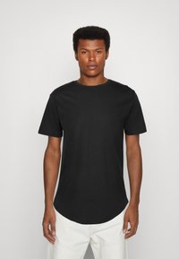 Schwarzes T-Shirt mit kurzen Ärmeln und Rundhalsausschnitt, aus weichem Stoff gefertigt. Hat einen abgerundeten Saum und ein einfaches, klares Design.