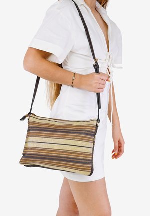 Borsa a strisce realizzata in materiale intrecciato marrone e beige, dotata di chiusura con zip e tracolla nera removibile. Finitura testurizzata.