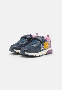 Baskets bleu marine avec des accents roses ; en matière synthétique et mesh ; strap Velcro ; semelle légère ; comporte un logo décoratif.