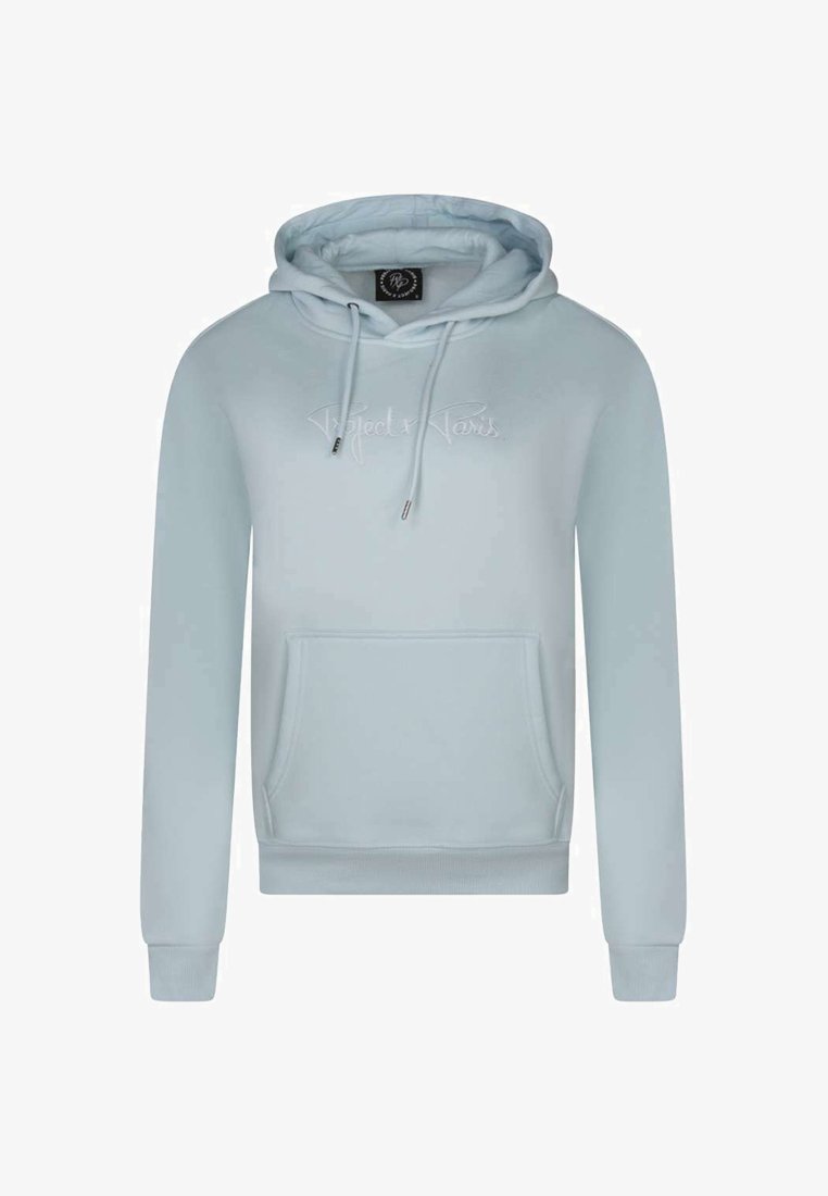 Sudadera azul claro hecha de una tela suave, con un bolsillo tipo canguro, capucha con cordón y logo bordado en el frente.