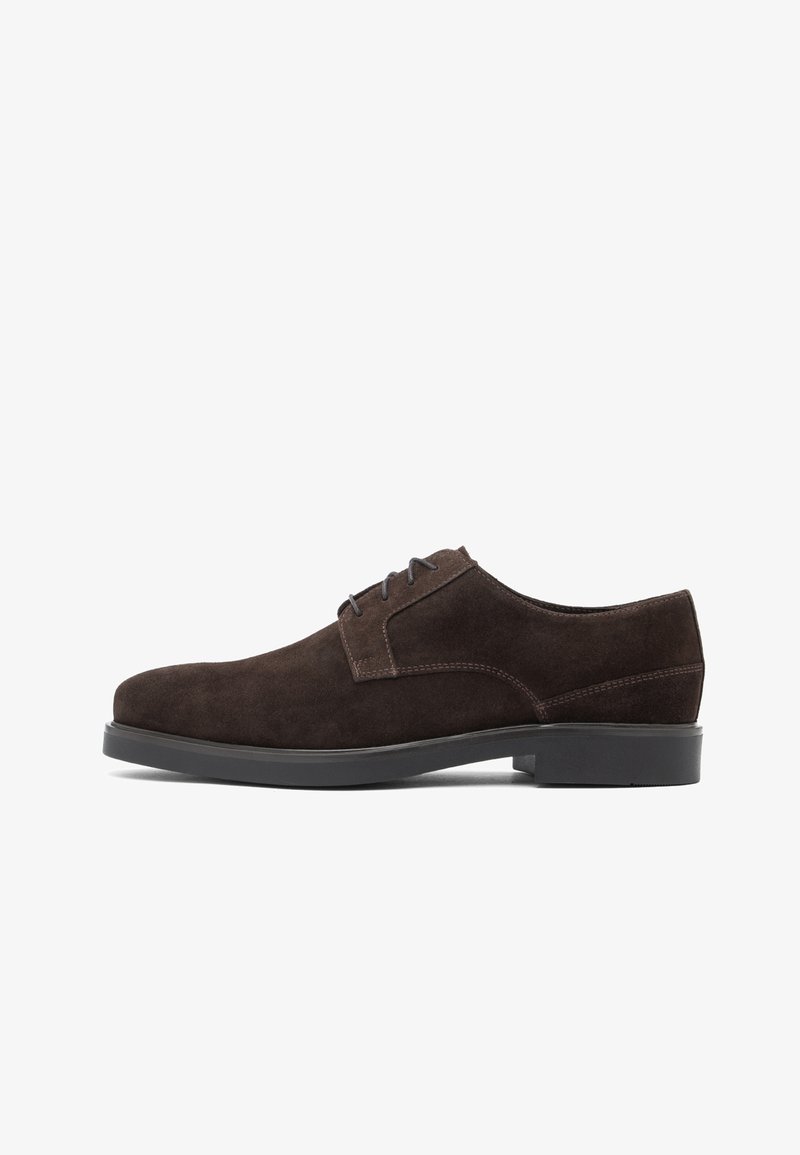 Chaussure derby pour homme en daim brun foncé, semelle noire et laçage à trois œillets, vue de côté sur fond blanc.