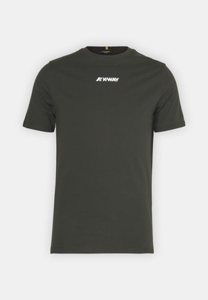 Mørkegrøn T-shirt med korte ærmer og rund halsudskæring med hvidt K-Way logo centreret på brystet mod en ensfarvet baggrund.