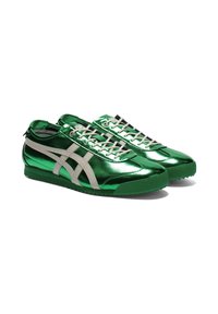 Zielone metaliczne sneakersy z białymi akcentami, z okrągłym noskiem, sznurowanym zapięciem, teksturowaną podeszwą i niskoprofilową sylwetką.