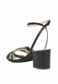 Sandalo con tacco in pelle nera, con apertura davanti, design a più cinturini, cinturino alla caviglia regolabile e tacco a blocco robusto.