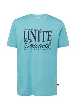 Lichtblauw T-shirt met korte mouwen en zwarte tekst "UNITE Connect LET'S SYNERGIZE!" met kleinere zinnen boven en onder de hoofdtekst.