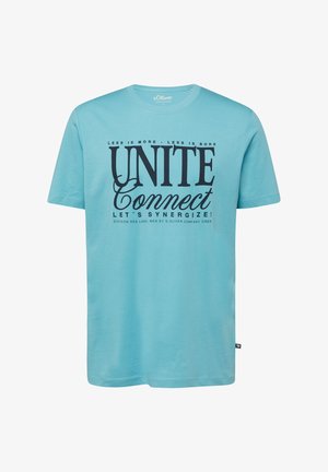 Jasnoniebieska koszulka z krótkim rękawem z czarnym napisem "UNITE Connect LET'S SYNERGIZE!" oraz mniejszymi frazami powyżej i poniżej głównego tekstu.