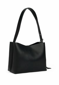 Zwarte leren handtas met een gestructureerde vorm, een enkele brede schouderband en een gladde textuur. Heeft een minimalistisch ontwerp en geen zichtbare hardware.