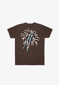Braunes Baumwoll-T-Shirt mit einem grafischen Druck von Werkzeugen und stilisiertem Text in Hellblau und Pink auf der Rückseite. Mit Kurzarm und Rundhalsausschnitt.