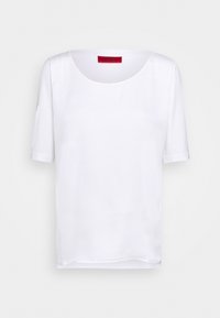 Haut blanc à manches courtes avec un col rond, fabriqué en tissu lisse. Présente une étiquette de logo subtile en rouge à l'arrière.