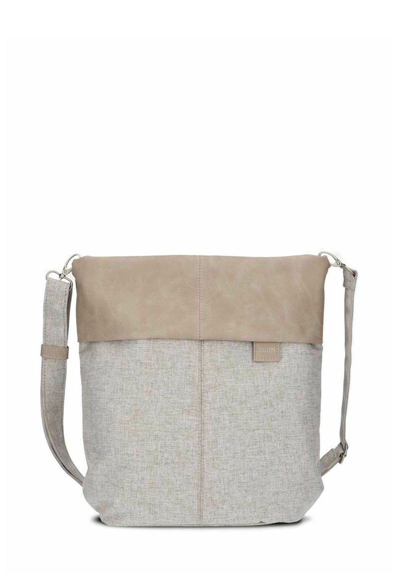 Borsa a tracolla in tessuto grigio con patta superiore in similpelle marrone chiaro. Presenta una tracolla regolabile e un piccolo logo a etichetta sul lato.