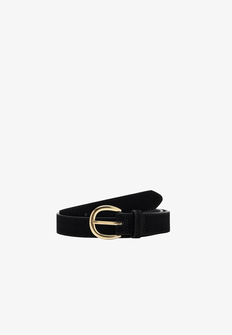 Ceinture en cuir noir avec une boucle en métal doré arrondie, enroulée sur un fond blanc.