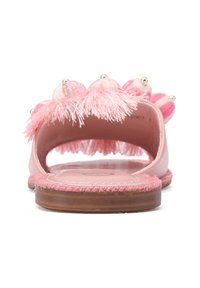 Sandalo aperto alla punta di colore rosa con decorazioni in frange testurizzate, grandi perline rosa e una suola in legno naturale con bordo cucito.