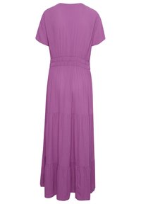 Fialové maxi šaty s krátkými rukávy, se staženým pasem, vrstevnatým designem a měkkou texturou látky. Čisté linie a jednobarevný odstín.