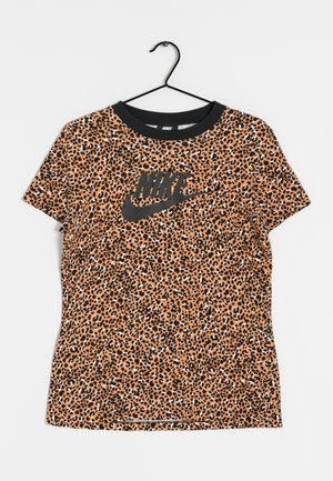 T-shirt med korte ærmer fra Nike med sort og orange leopardprint, sort rund hals og sort Nike-logo foran, hængende på en sort bøjle.