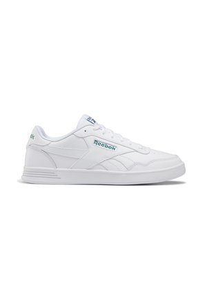 Hvid Reebok lavtop sneaker med snørebånd, grønt Reebok-logo på siden, tungen og hælen samt tekstureret sål for greb.