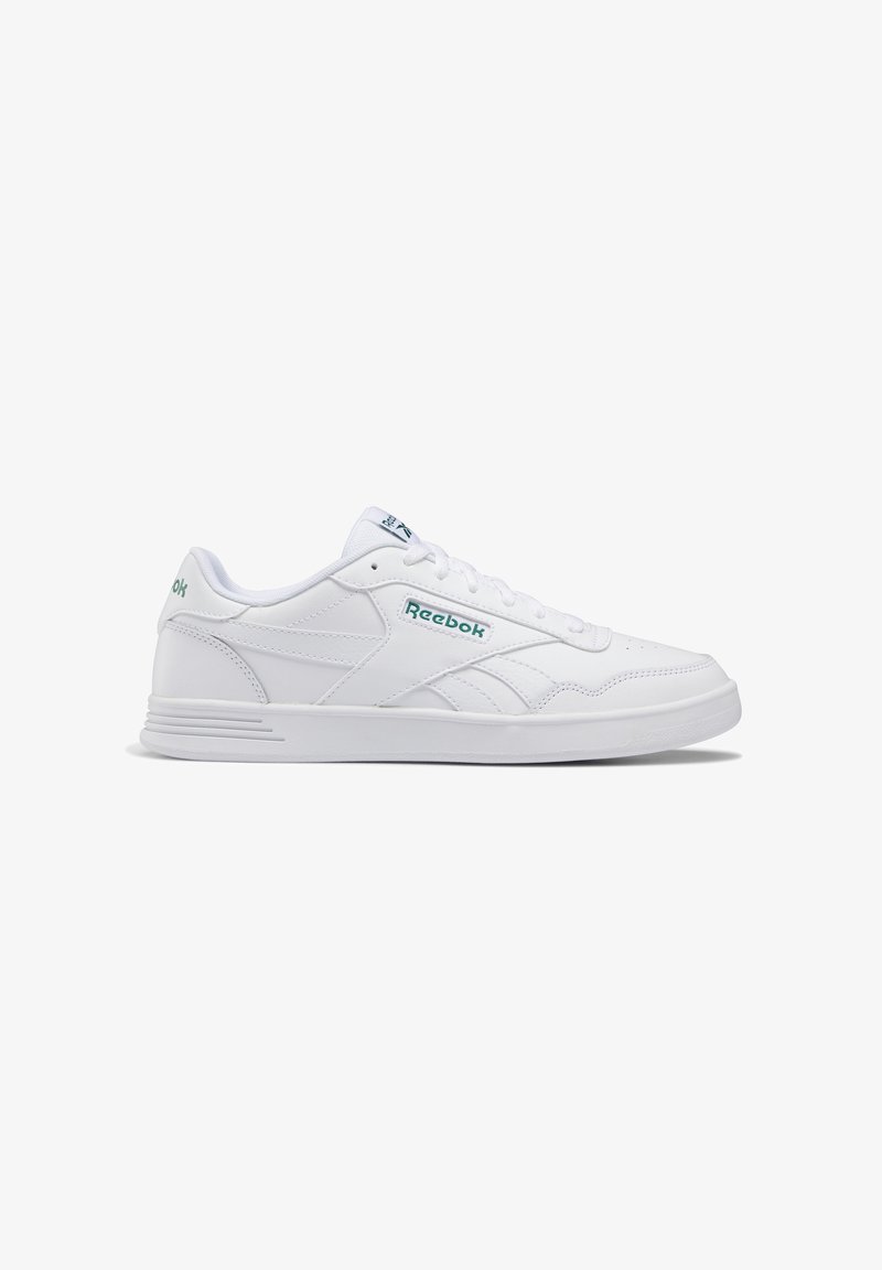 Baskets basses blanches Reebok à lacets, logo Reebok vert sur le côté, la languette et le talon, semelle texturée pour une bonne adhérence.