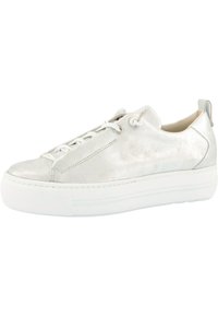 Weißer Ledersneaker mit metallischem Finish, runder Zehenpartie und weißer strukturierten Gummisohle. Verfügt über flache Schnürsenkel und minimale Nähdetails.