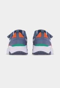 Ζευγάρι αθλητικών παπουτσιών σε μπλε, πορτοκαλί και πράσινο χρώμα, εμφανιζόμενα από πίσω, με λευκές σόλες και θηλιές έλξης σε απλό φόντο.