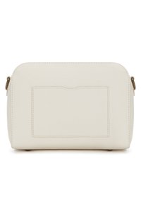 Kompakte Handtasche aus cremefarbenem Leder mit strukturiertem Oberflächen, abgerundeten Kanten, einer Fronttasche und metallischen Hardware-Details.