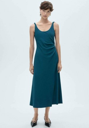Robe sans manches teal avec un col dégagé, un design drapé et une jupe fluide de longueur mi-mollet. Tissu léger avec une texture lisse.
