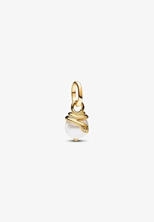 Pendente placcato in oro con una perla bianca tonda, accentuato da un design dorato sinuoso e da un piccolo gemma trasparente.