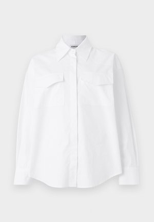 Biała koszula z długim rękawem o klasycznym kołnierzyku, z dwoma kieszeniami z przodu i luźnym krojem. Wykonana z bawełny, charakteryzująca się gładką fakturą.
