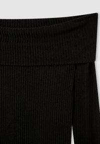 Top in tessuto nero a coste con scollatura off-the-shoulder e finitura testurizzata. Il design presenta maniche fluide per un fit rilassato.