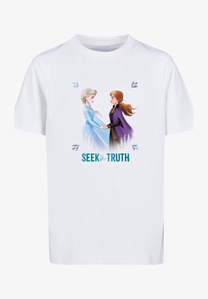 To animerede kvinder, der holder i hånd og vender mod hinanden på en hvid t-shirt med teksten "Seek the Truth" under dem.