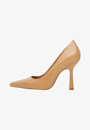 Escarpin en cuir verni nude à talon haut, avec un design épuré, un bout pointu et un talon stiletto fin, mettant en avant une découpe basse sur les côtés.