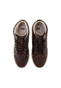 Bruine leren high-top sneakers met contrasterende oranje stiksels, voorzien van metalen oogjes, een gekreukt oppervlak en een gevoerde binnenkant.