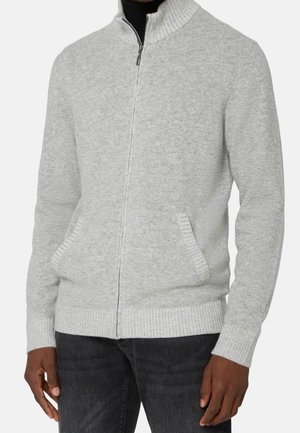Suéter gris con cremallera, con cuello y puños acanalados, que cuenta con dos bolsillos frontales y un patrón de punto texturizado.