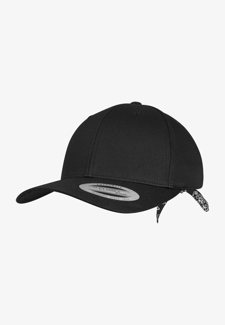 Gorra de béisbol negra con una corona estructurada, visera curvada y un acento estilo bandana con patrón en la parte trasera. La tela es suave y duradera.