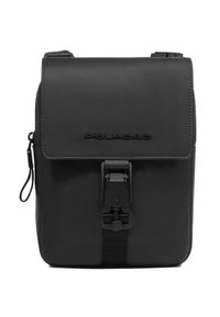 Schwarze Leder-Umhängetasche mit Klappe, Verschluss und verstellbarem Riemen. Mit geprägt Logo und strukturiertem Oberflächendetail.