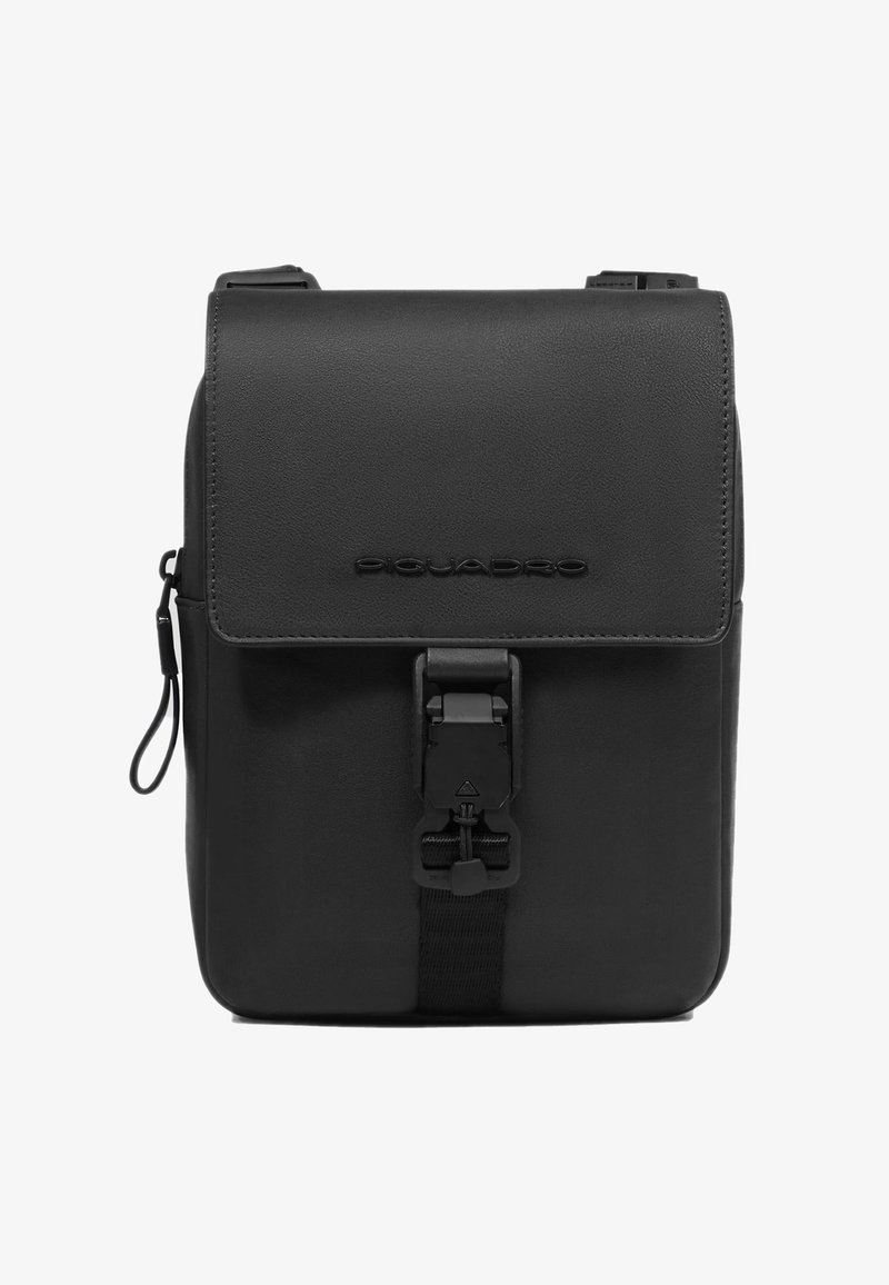 Schwarze Leder-Umhängetasche mit Klappe, Verschluss und verstellbarem Riemen. Mit geprägt Logo und strukturiertem Oberflächendetail.