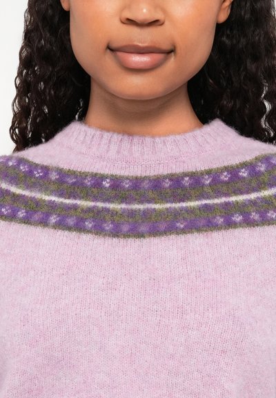 Gaiši rozā džemperis ar teksturētu adījumu, apaļu kaklu un daudzkrāsainu rakstu uz plecu daļas zaļā un purpura krāsā. Mīksts, pūkains materiāls.