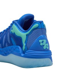 Scarpa sportiva blu con tomaia in mesh strutturato, dettagli blu intensi, suola in gomma azzurro chiaro e un logo verde prominente sul tallone.