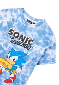 T-shirt in cotone blu tie-dye con grafica di Sonic the Hedgehog, colletto rotondo e maniche corte. Il testo include "SONIC THE HEDGEHOG."