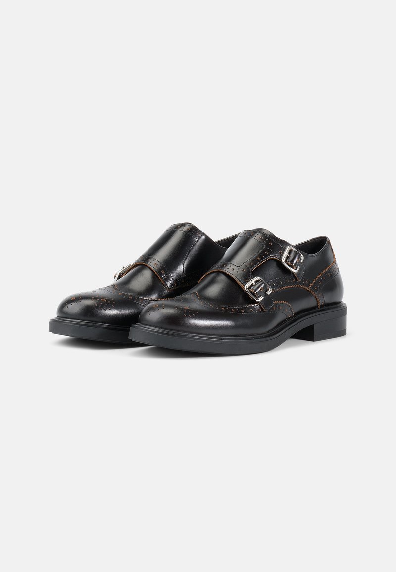 Scarpe in pelle nera con doppia fibbia, caratterizzate da dettagli perforati lungo le cuciture e una suola nera texturizzata.
