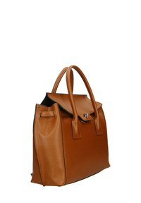 Borsa a tracolla in pelle marrone con una forma strutturata, doppi manici e chiusura a patta. Presenta un accento in hardware di tonalità argentata.